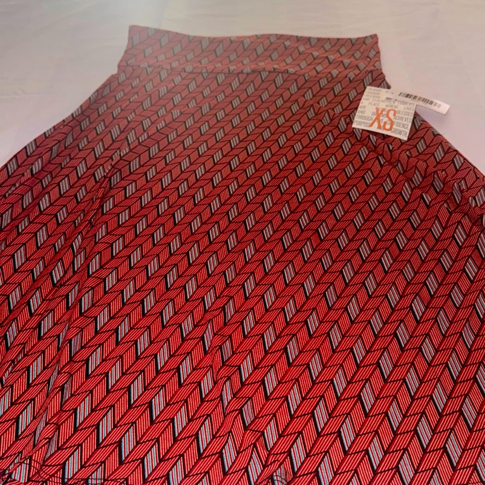 🍁 Lularoe “Azure” skirt red/ gold  pattern black outline XS